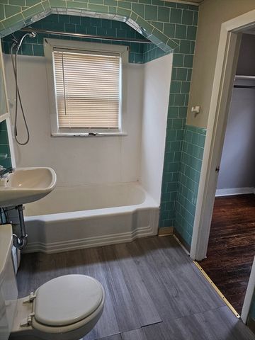 39 Lake St, Webster, MA 01570