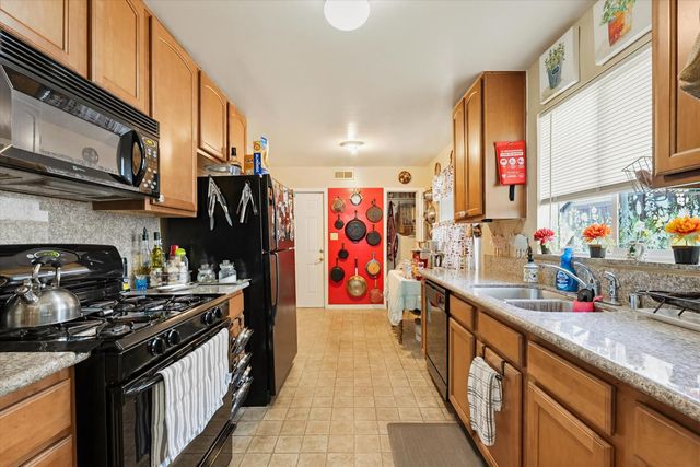 4921 Mcglashan St, Sacramento, CA 95820