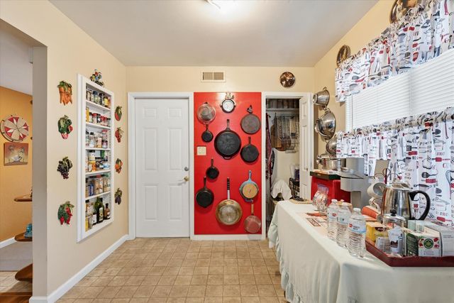 4921 Mcglashan St, Sacramento, CA 95820