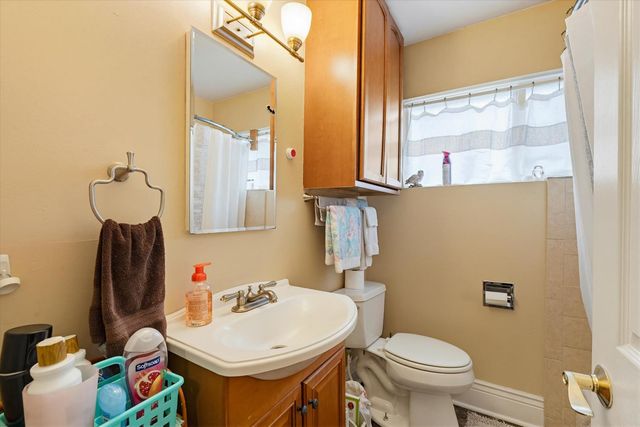 4921 Mcglashan St, Sacramento, CA 95820