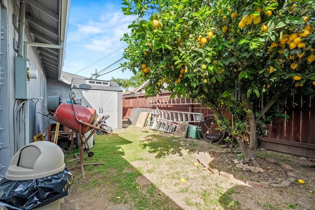 4921 Mcglashan St, Sacramento, CA 95820