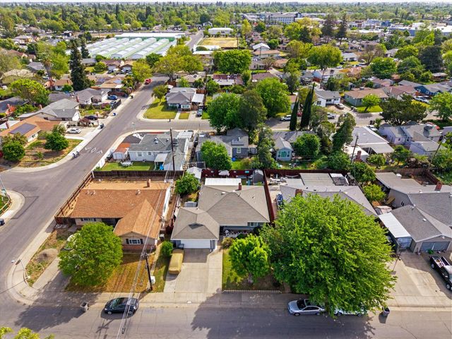 4921 Mcglashan St, Sacramento, CA 95820