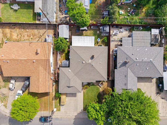 4921 Mcglashan St, Sacramento, CA 95820