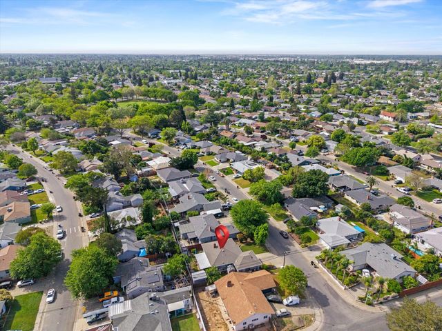 4921 Mcglashan St, Sacramento, CA 95820