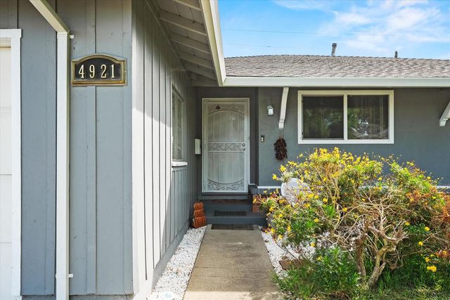 4921 Mcglashan St, Sacramento, CA 95820