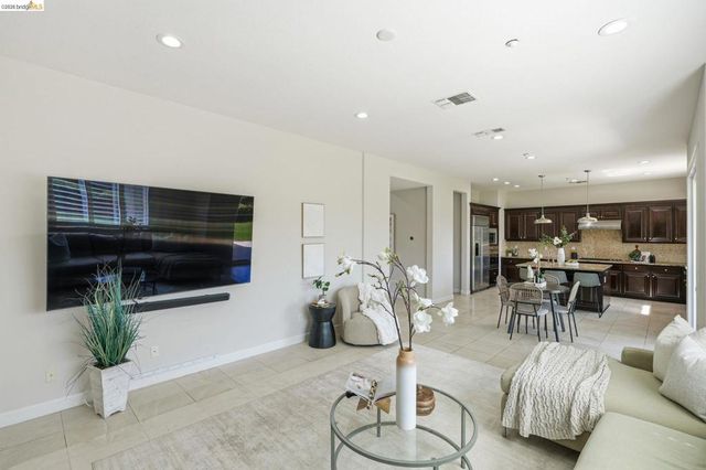 588 Big Basin Dr, Brentwood, CA 94513