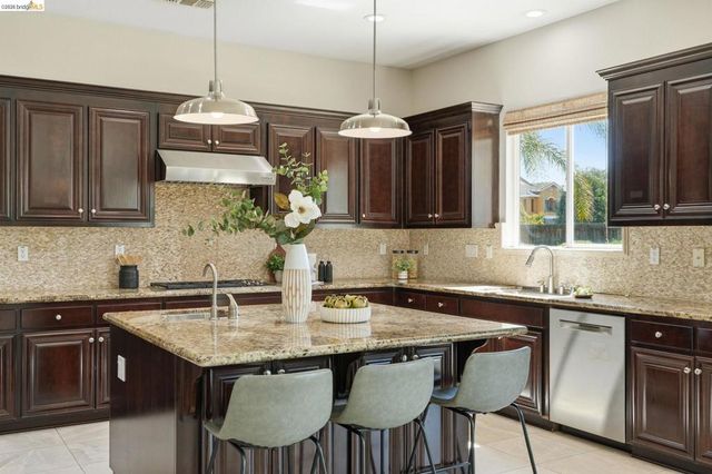 588 Big Basin Dr, Brentwood, CA 94513