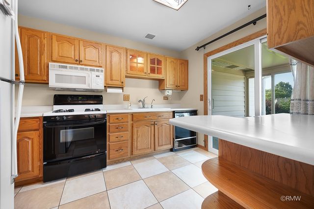 834 Edenwood Drive, Roselle, IL 60172