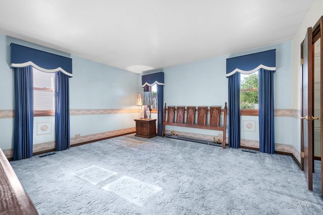 834 Edenwood Drive, Roselle, IL 60172