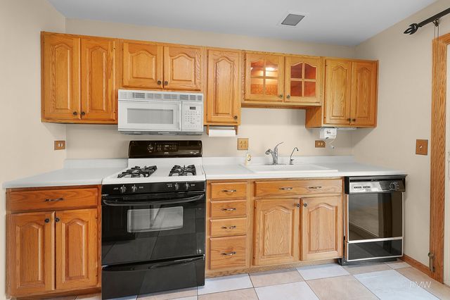 834 Edenwood Drive, Roselle, IL 60172