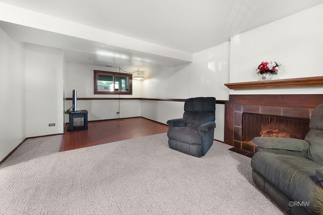 834 Edenwood Drive, Roselle, IL 60172