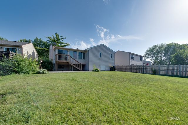 834 Edenwood Drive, Roselle, IL 60172