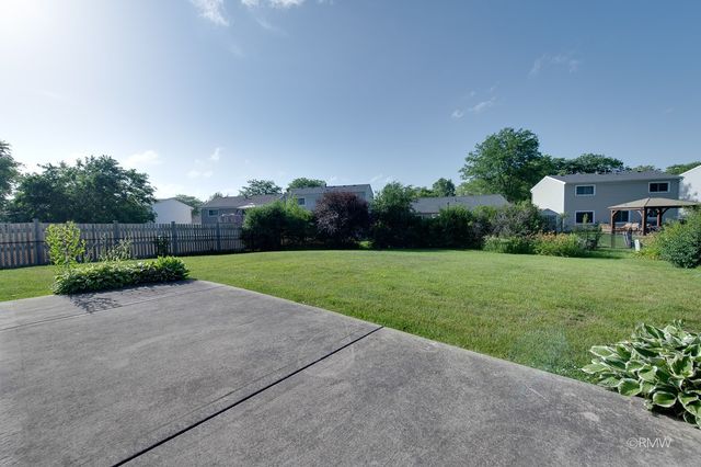 834 Edenwood Drive, Roselle, IL 60172