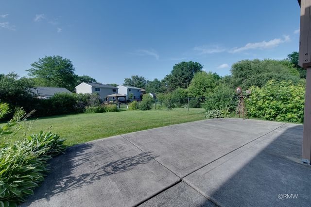 834 Edenwood Drive, Roselle, IL 60172