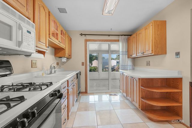 834 Edenwood Drive, Roselle, IL 60172
