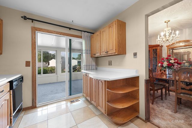 834 Edenwood Drive, Roselle, IL 60172