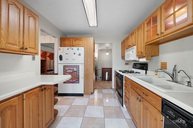 834 Edenwood Drive, Roselle, IL 60172