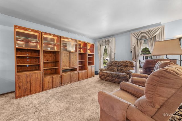 834 Edenwood Drive, Roselle, IL 60172