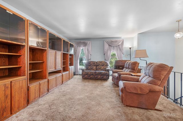 834 Edenwood Drive, Roselle, IL 60172