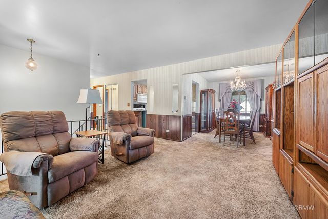 834 Edenwood Drive, Roselle, IL 60172