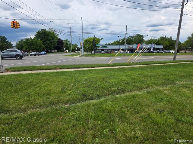 30006 Utica Road, Roseville, MI 48066