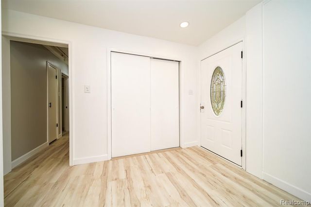 19041 Bungalow Drive, Lathrup Village, MI 48076