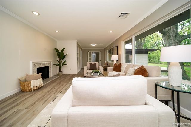 19041 Bungalow Drive, Lathrup Village, MI 48076