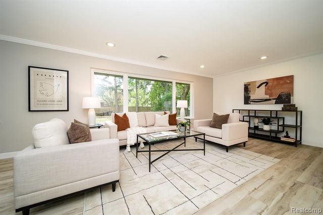 19041 Bungalow Drive, Lathrup Village, MI 48076