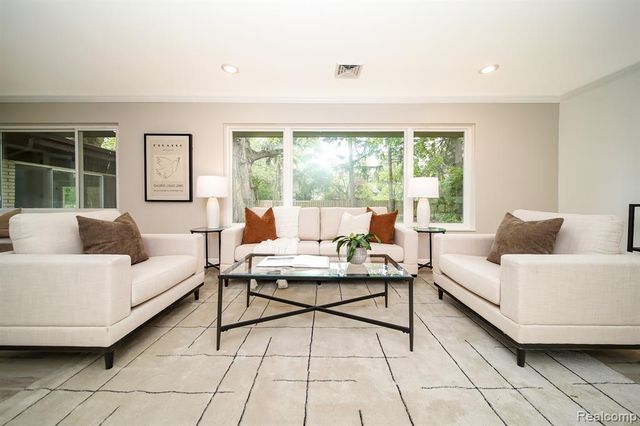 19041 Bungalow Drive, Lathrup Village, MI 48076