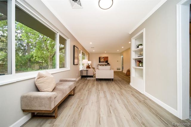 19041 Bungalow Drive, Lathrup Village, MI 48076
