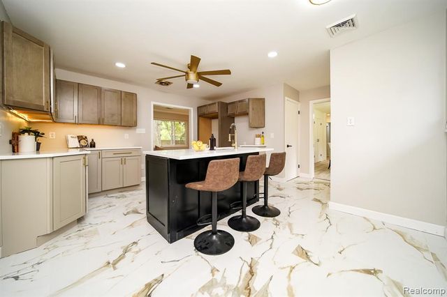 19041 Bungalow Drive, Lathrup Village, MI 48076