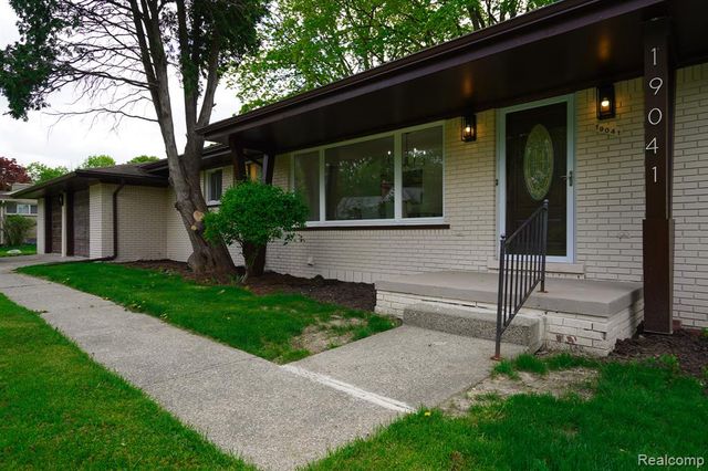 19041 Bungalow Drive, Lathrup Village, MI 48076