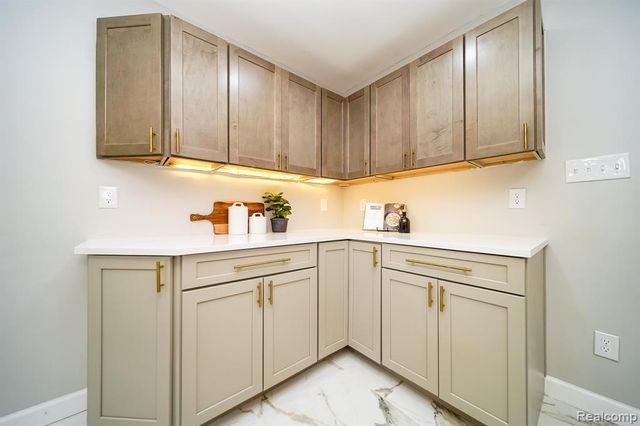 19041 Bungalow Drive, Lathrup Village, MI 48076