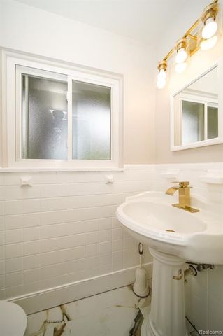 19041 Bungalow Drive, Lathrup Village, MI 48076