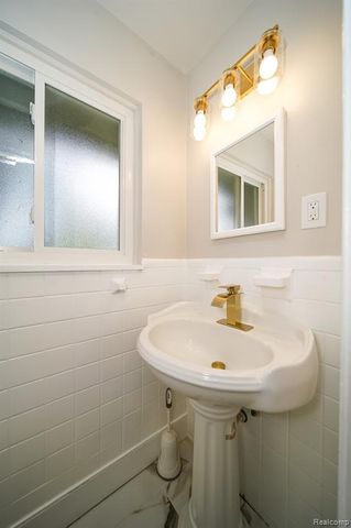 19041 Bungalow Drive, Lathrup Village, MI 48076