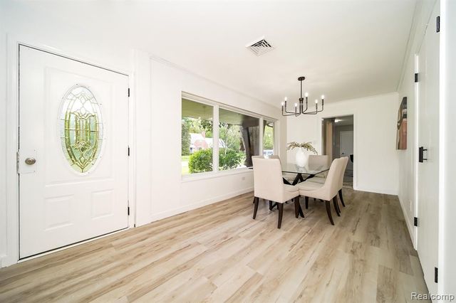 19041 Bungalow Drive, Lathrup Village, MI 48076