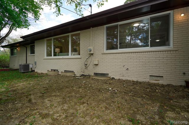 19041 Bungalow Drive, Lathrup Village, MI 48076