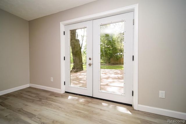 19041 Bungalow Drive, Lathrup Village, MI 48076