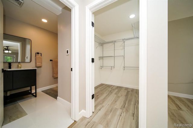 19041 Bungalow Drive, Lathrup Village, MI 48076