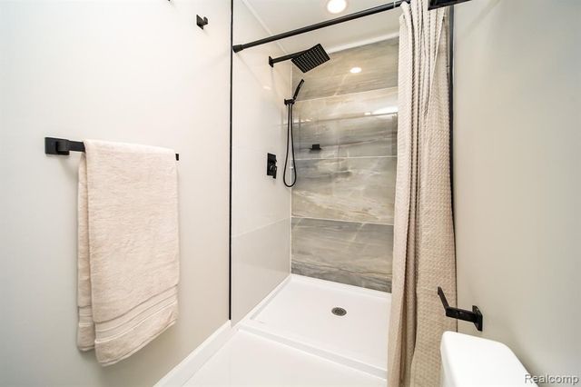 19041 Bungalow Drive, Lathrup Village, MI 48076