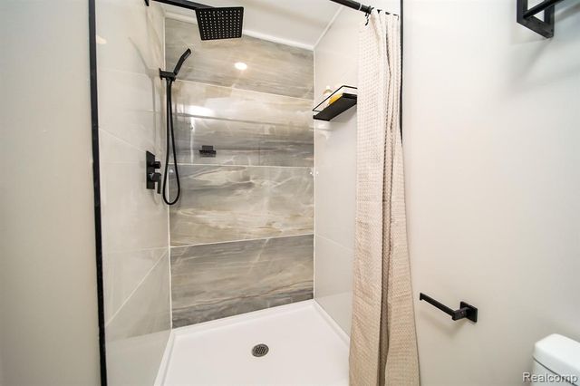 19041 Bungalow Drive, Lathrup Village, MI 48076