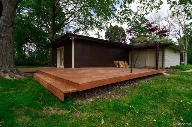 19041 Bungalow Drive, Lathrup Village, MI 48076