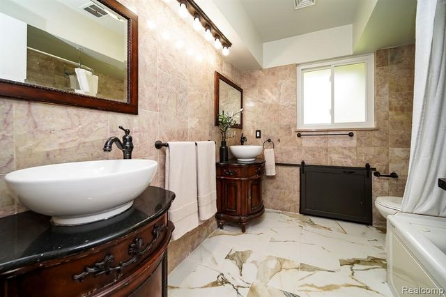 19041 Bungalow Drive, Lathrup Village, MI 48076