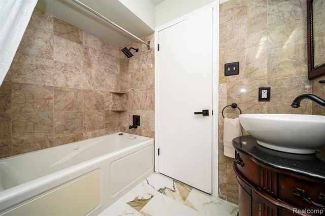 19041 Bungalow Drive, Lathrup Village, MI 48076