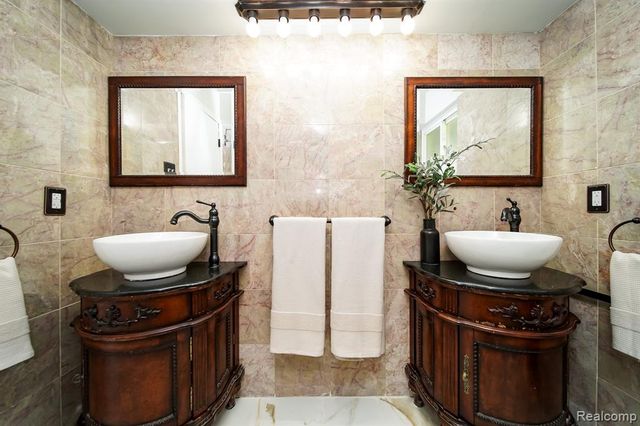 19041 Bungalow Drive, Lathrup Village, MI 48076