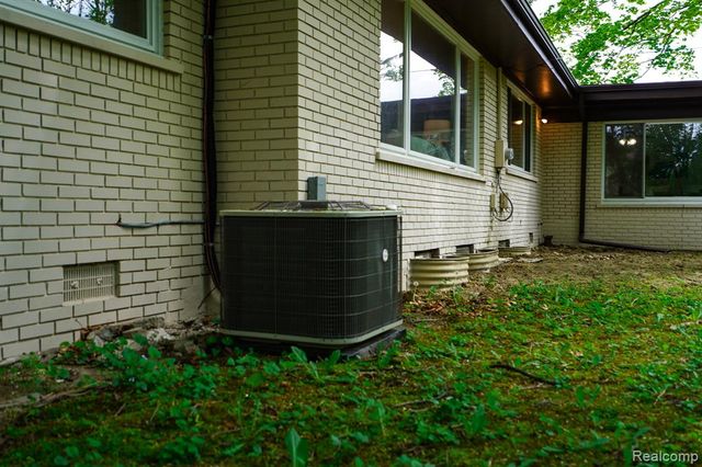 19041 Bungalow Drive, Lathrup Village, MI 48076