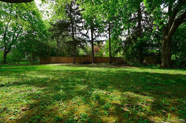 19041 Bungalow Drive, Lathrup Village, MI 48076