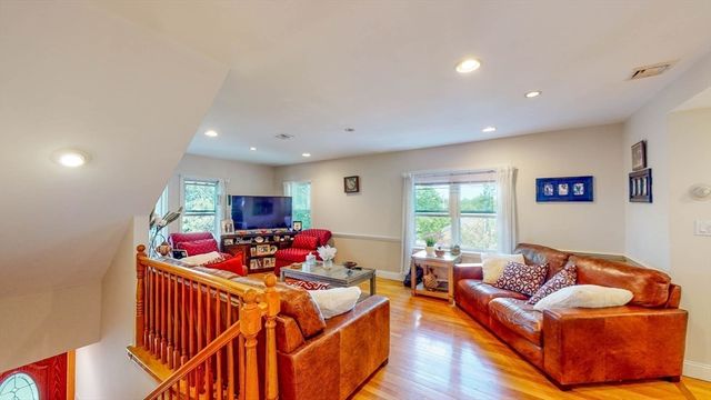 8 North St 2nd Flr, Newton, MA 02459