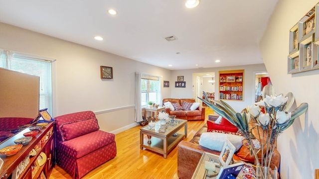 8 North St 2nd Flr, Newton, MA 02459