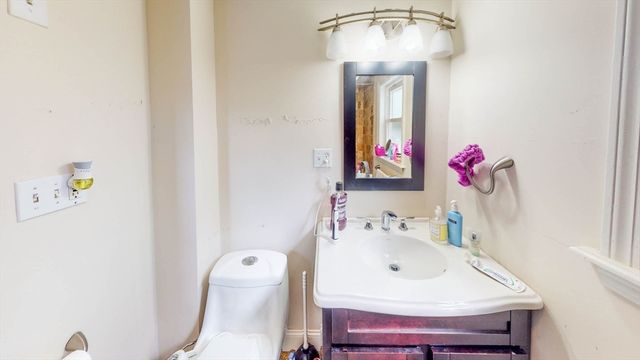 8 North St 2nd Flr, Newton, MA 02459